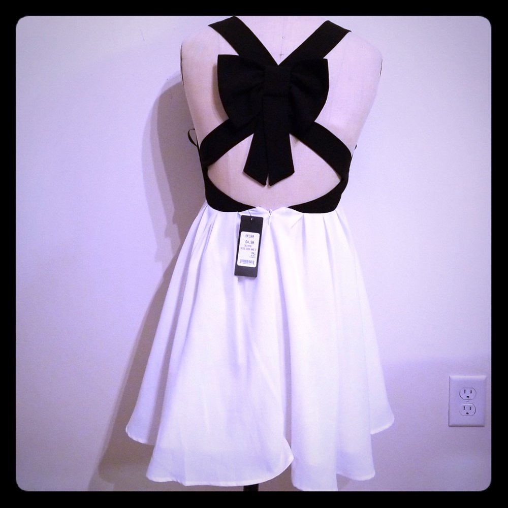 Cutout detail dress w criss cross back & bow NWT